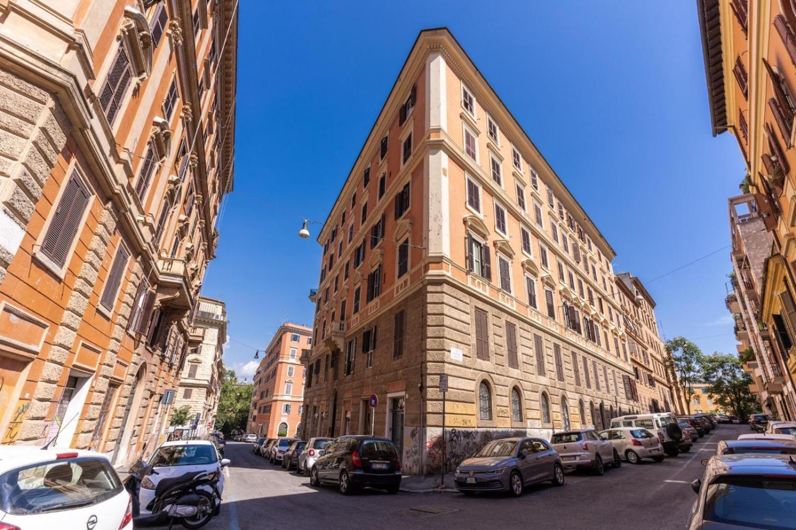 Elegant Flat In The Historic Near Colosseum!